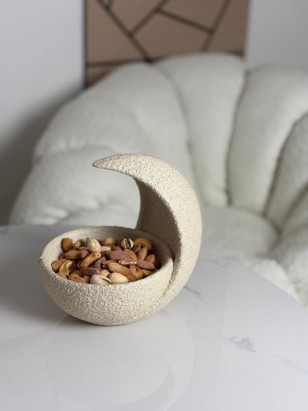 مضيفه على شكل هلال